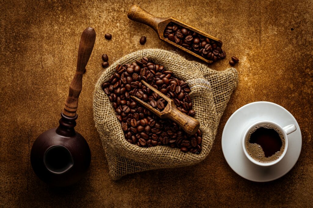 Kopi robusta harian dengan biji kopi sangrai dan secangkir kopi